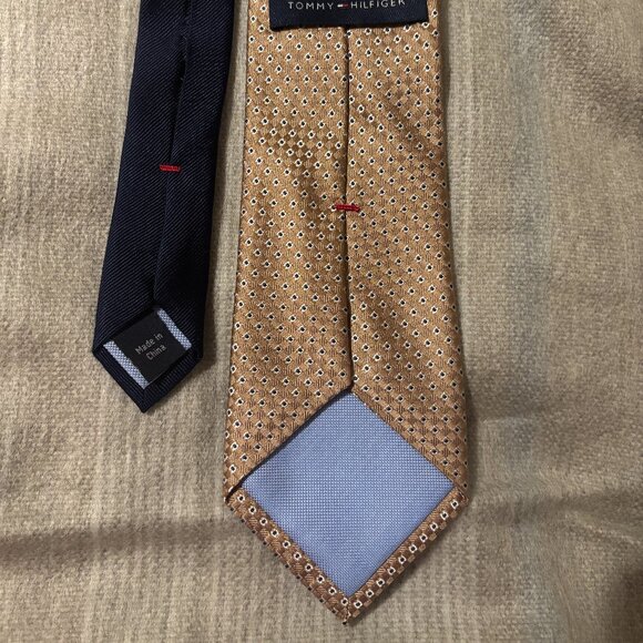 Tommy Hilfiger Men's Tie in a navy blue and gold geometric or micro-dot pattern - Picture 2 of 3